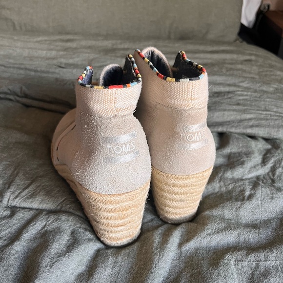 TOMS Desert Wedge booties in Whisper Burlap - Picture 4 of 8